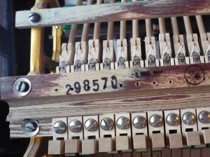 W tym miejscu zazwyczaj stawia się numer i pieczątkę producenta każdego mechanizmu pianinowego 